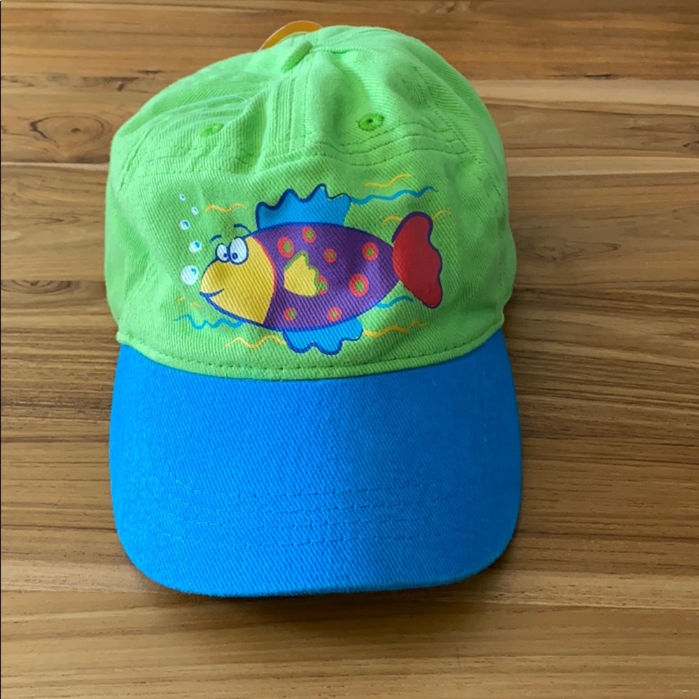 Child’s baseball cap.